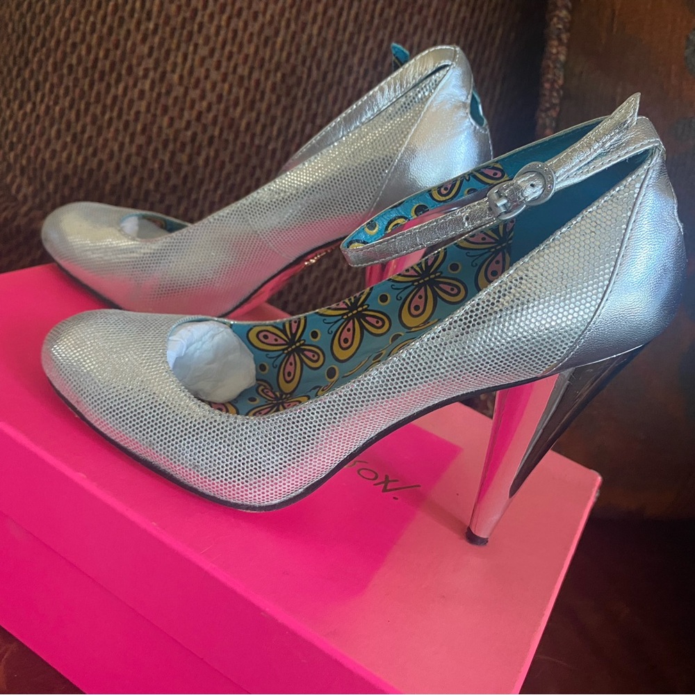 Betsey Johnson Sleek Silver Celebration Mary Jane Mirrored 4" High Heel Shoes
